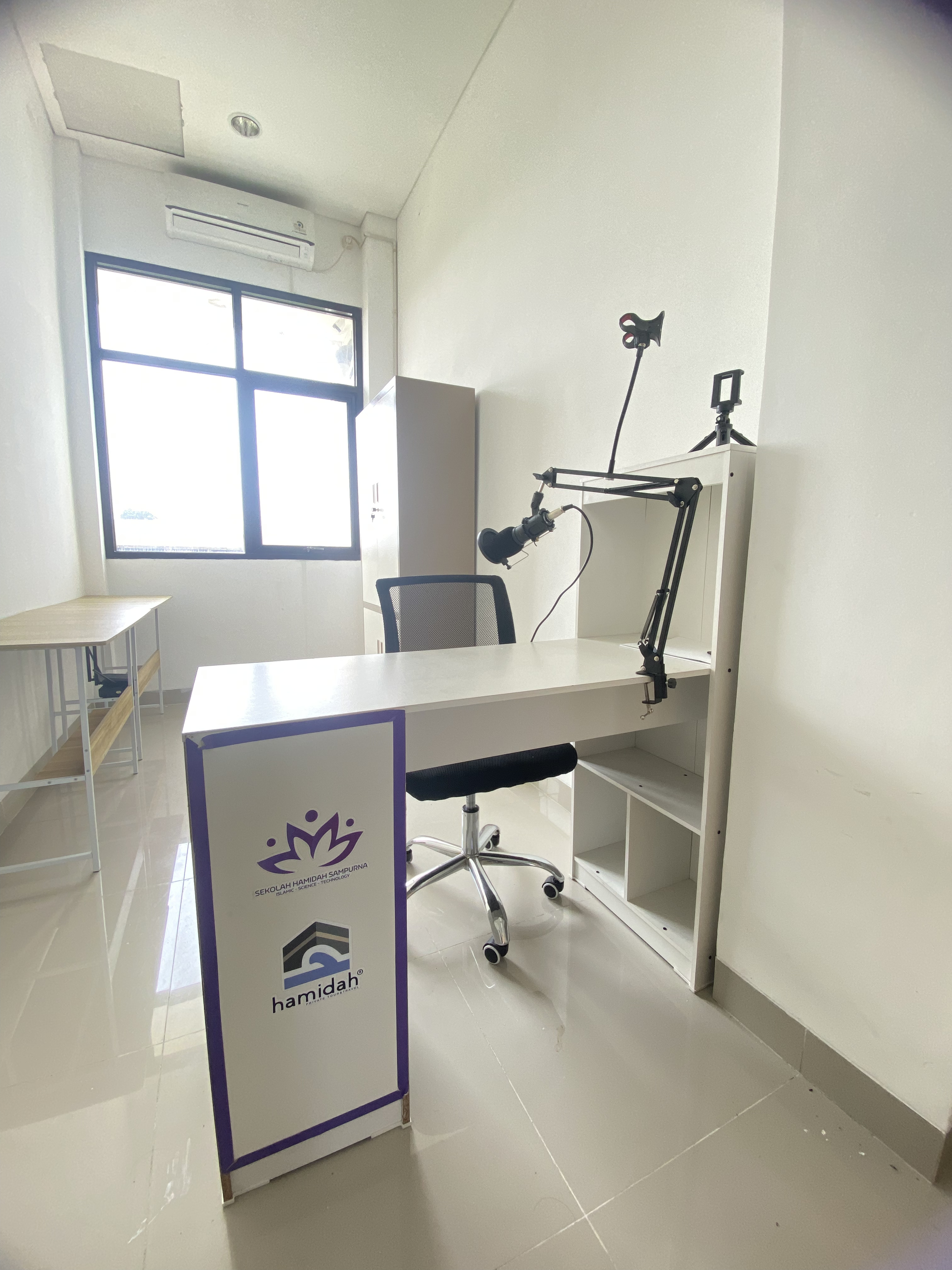 Contoh gambar Podcast Room